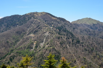 丸笹山からの展望。左が剣山、右が次郎笈
