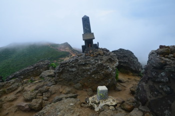 安達太良山の山頂（標高1699.6m）