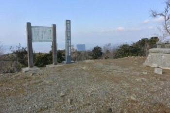 諭鶴羽山の山頂（標高607.9m）