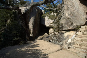 巨石のトンネル
