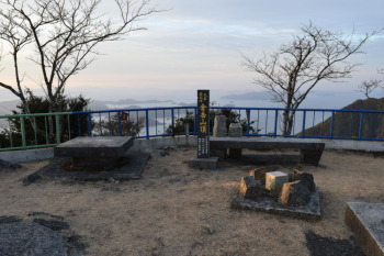 倉岳の山頂（標高682.2m）