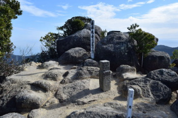 次郎丸岳の山頂（標高396.8m）