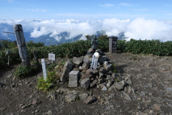 越後駒ヶ岳の山頂（標高2002.7m）