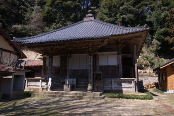 朝日寺の本堂前