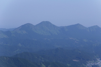 三峰山から見た倶留尊山