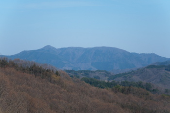 女亀山から見た布野冠山（４月）