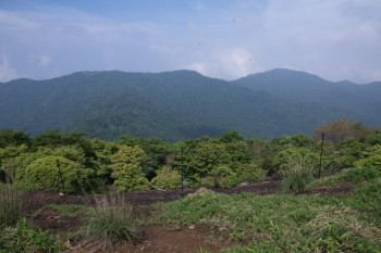 三本杭から見た鬼ヶ城山（右）、八面山（左）