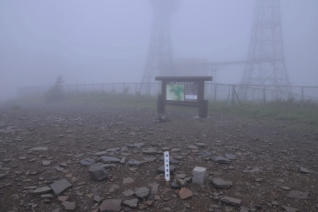 王ヶ頭の山頂（標高2034.3m）