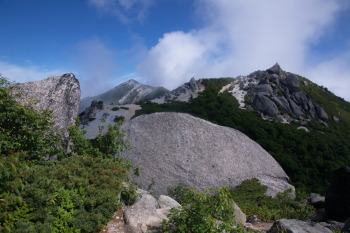 砂払岳から観音岳（左）、薬師岳（右）