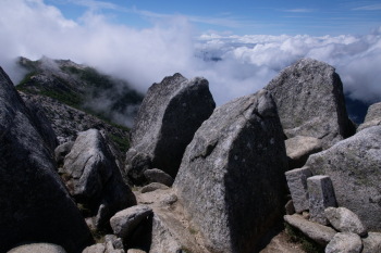 観音岳の山頂（標高2840m）