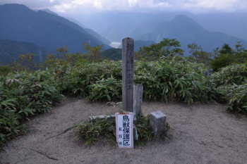 鍬ノ峰の山頂（標高1623.1m）