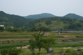 広瀬町から見た京羅木山（中央）