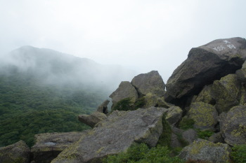天狗岩から高塚山（左）