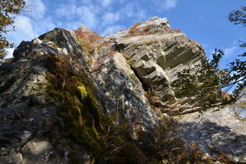ユルギ岩の下側