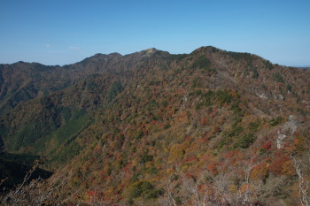 黒笠山から見た矢筈山（中央）